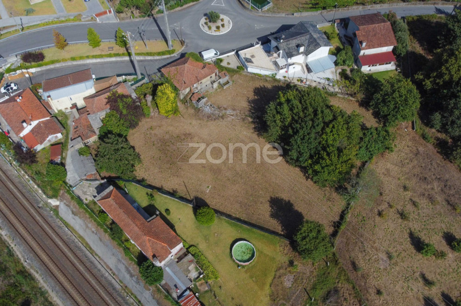 Zome Portugal Terreno com a área de 2508m2 com três casas em ruínas