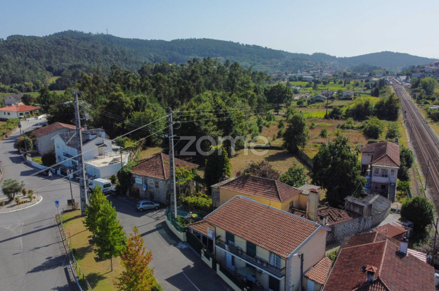 Zome Portugal Terreno com a área de 2508m2 com três casas em ruínas
