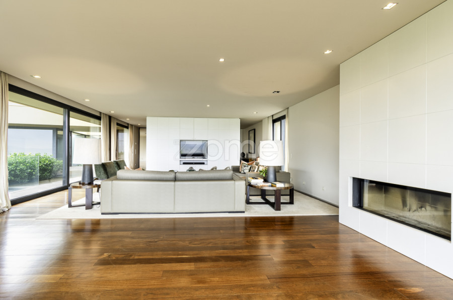 Casa na encosta da Penha com jardim e piscina